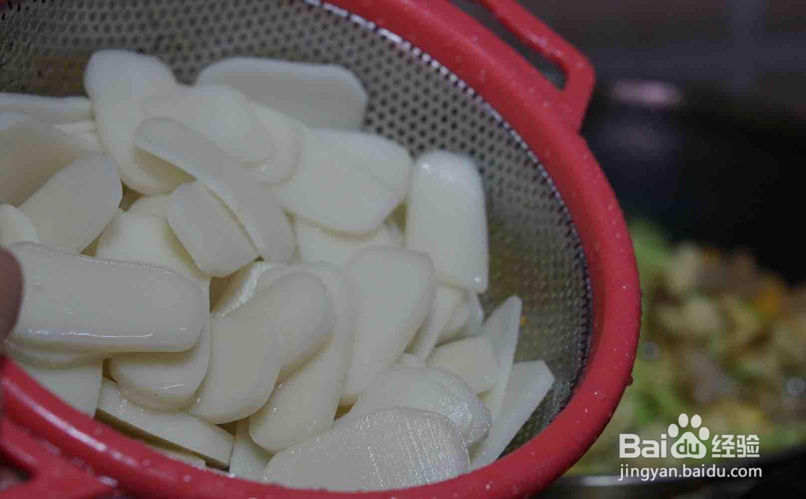 一步步做好吃的油渣花菜炒年糕