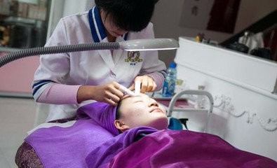 如何正确去除粉刺