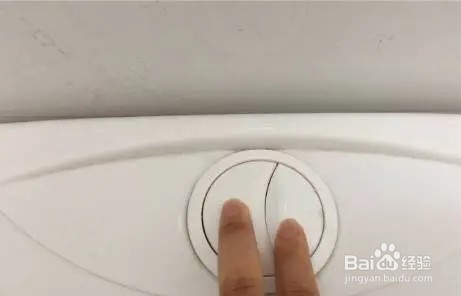 如何使用马桶上面的两个冲水按钮?
