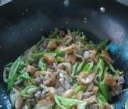 油豆腐炒肉的做法