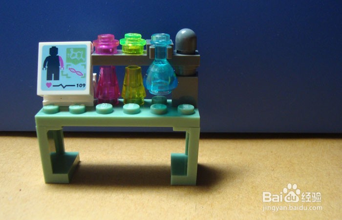 如何用积木搭建运输家具用品的场景