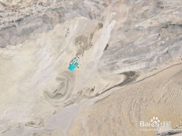 俯瞰罗布泊那些奇形怪状的矿井