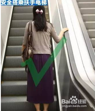 如何安全坐自动扶梯