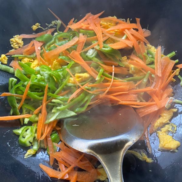 咖喱酱鸡蛋玉米热狗肠炒河粉