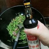 藜蒿炒腊肠的做法