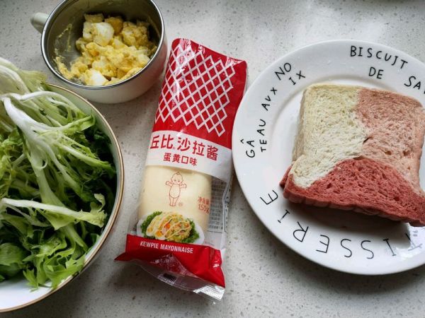 鸡蛋沙拉三明治