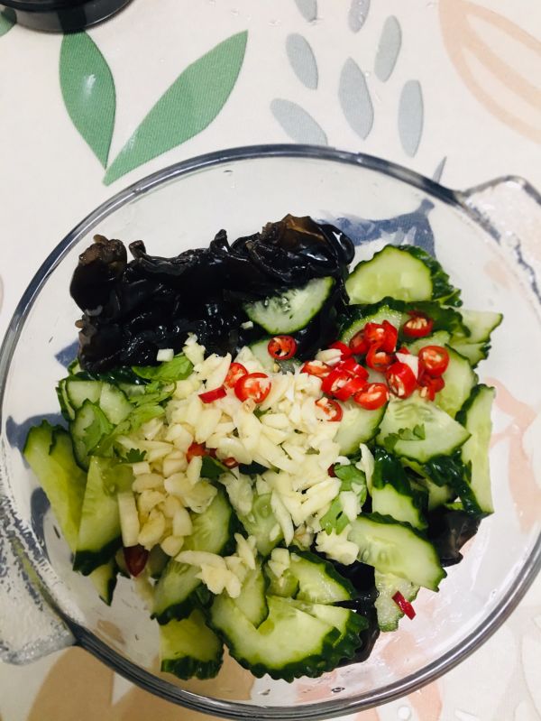 捞汁黑木耳拌黄瓜