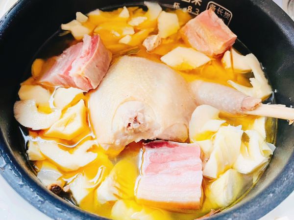 花样竹笋刀板肉鸡汤