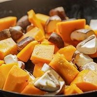 超赞南瓜鸡腿焖饭