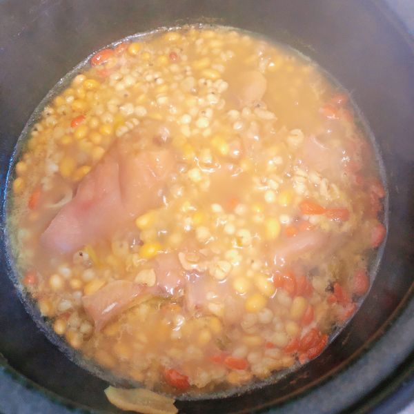 黄豆薏米猪蹄汤