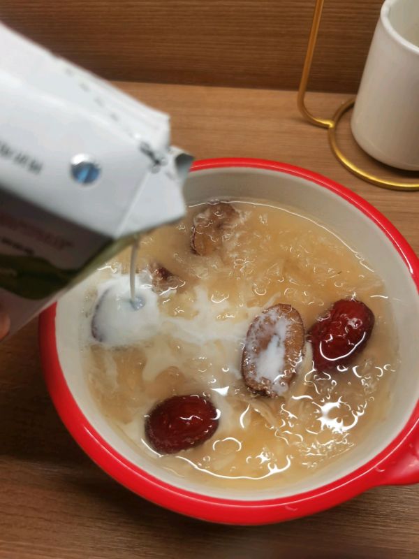 红枣牛奶百合银耳汤