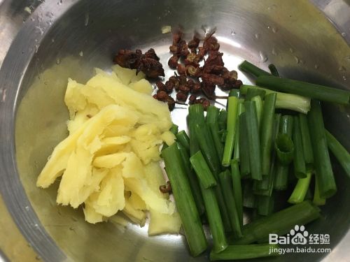 分享一道豆角土豆炖排骨，软烂咸香