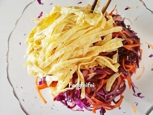 教你怎么做炝拌三丝【紫甘蓝、胡萝卜、蛋皮】