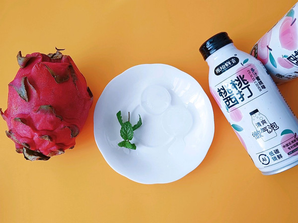 火龙果蜜桃气泡水