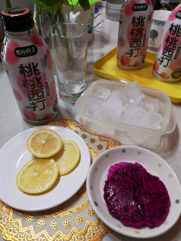 火龙果桃桃汽泡饮