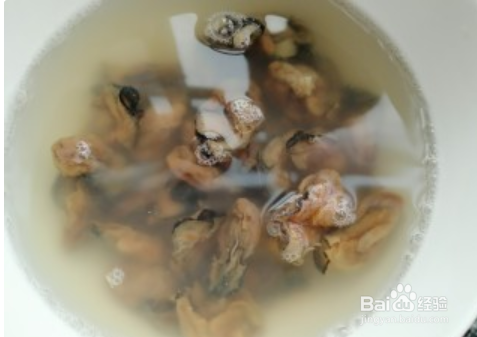 制作牡蛎鱿鱼粥