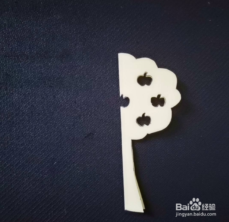 如何用彩色纸剪出苹果树纹样