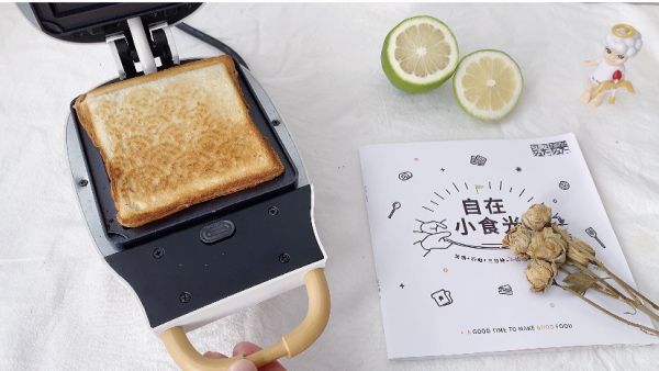 牛油果蟹柳滑蛋三明治