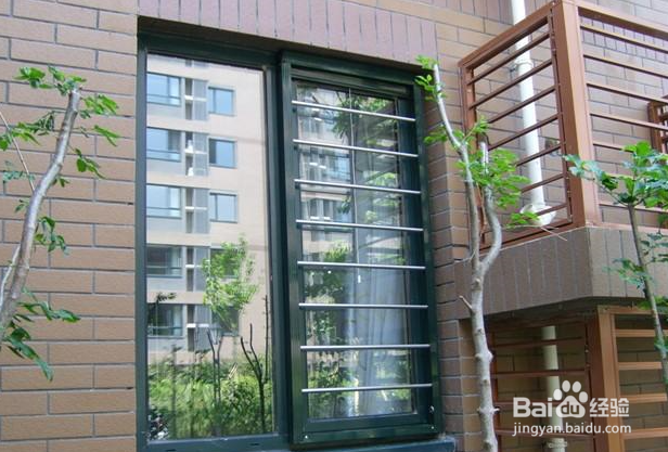 带锁的防盗窗怎么打开