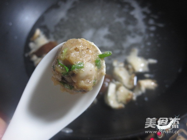 氽香菇瘦肉丸子