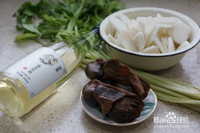 鹅胗芹菜炒年糕的做法