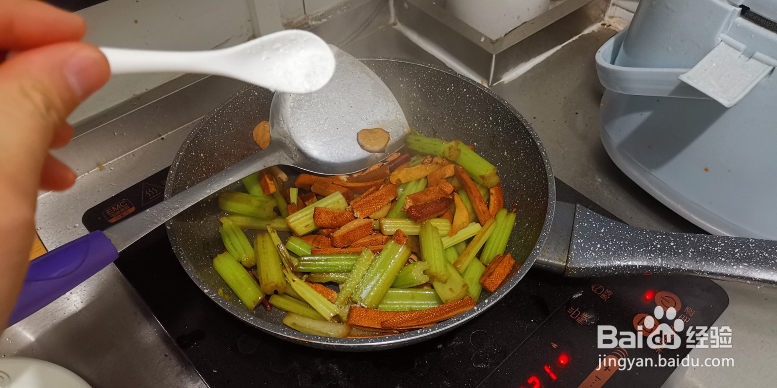 芹菜炒香干的做法