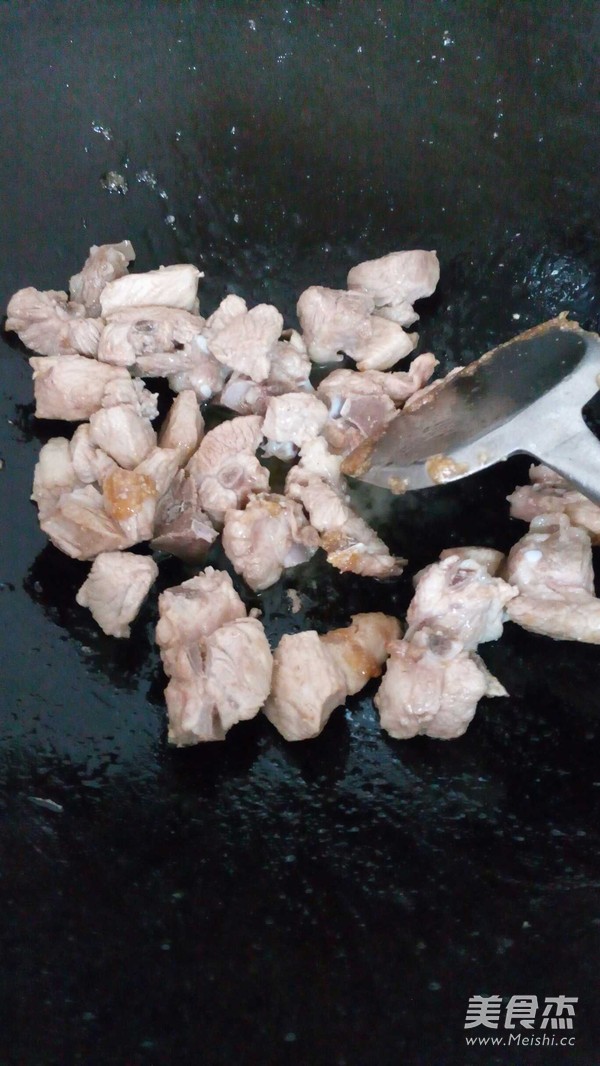 土豆烧排骨的做法