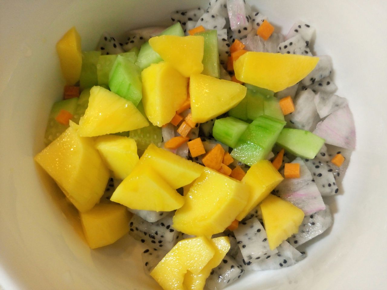 缤纷爱心水果酸奶沙拉，炎炎的夏日来一个！