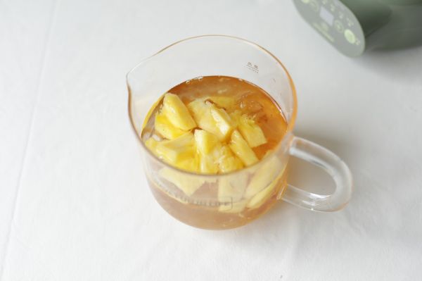 椰奶菠萝炖桃胶雪燕