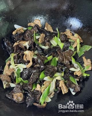 大葱木耳炒肉怎么做？