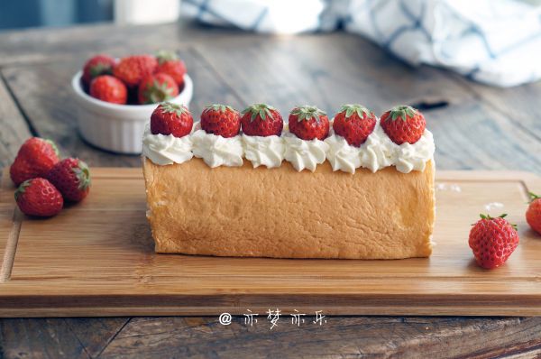 草莓鲜奶蛋糕卷