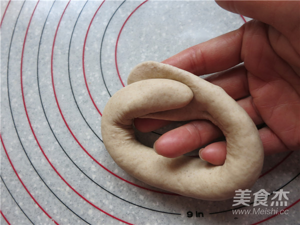 金枪鱼贝果三明治