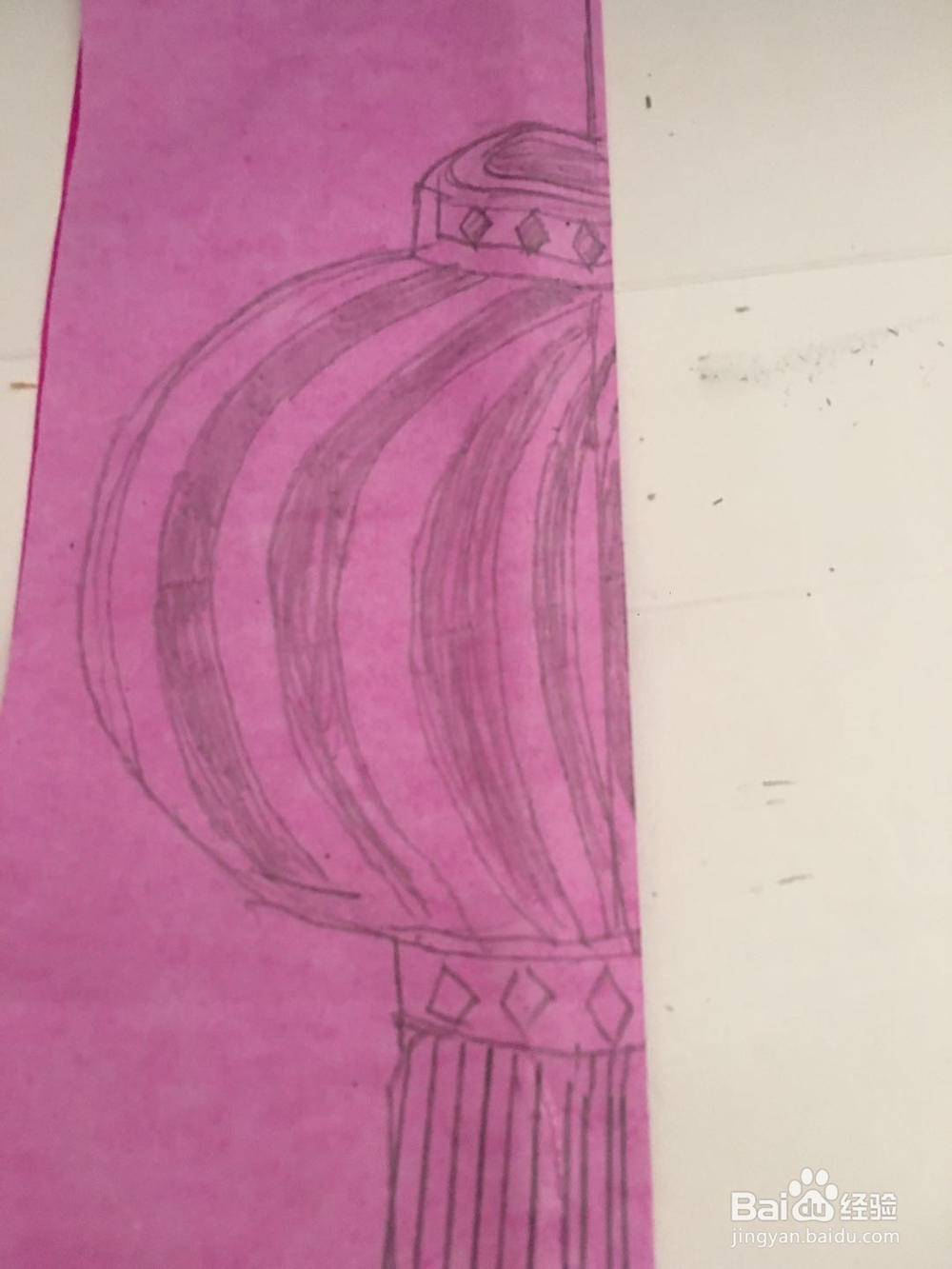 怎样用二红色彩纸裁剪一个二红灯笼