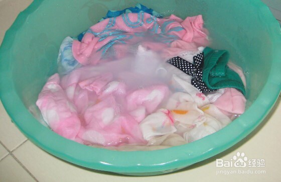 白色衣服被漂白液染色了该怎么办？