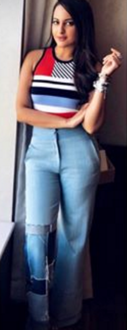 牛仔拼接喇叭裤上看起来非常迷人