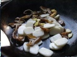 【猪耳辣炒小年糕】的做法