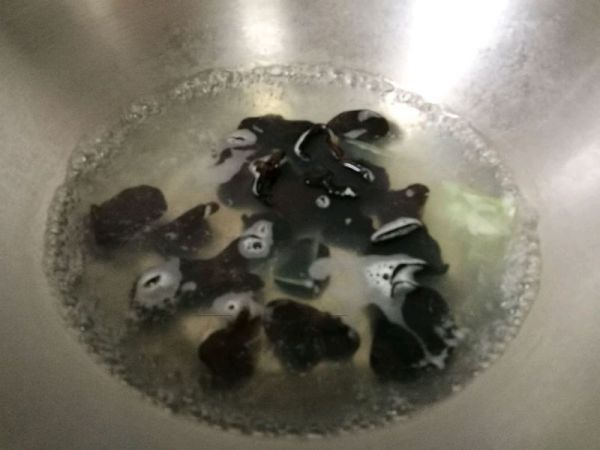 桃仁木耳拌莴笋