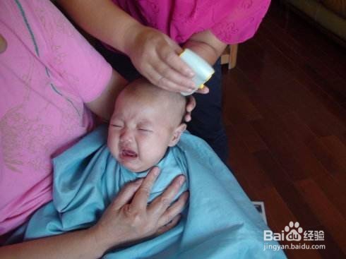 中国传统育儿的不良陋习(嚼食喂孩子丨刮胎毛等)