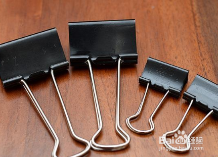 用办公铁夹制作手机、平板支架