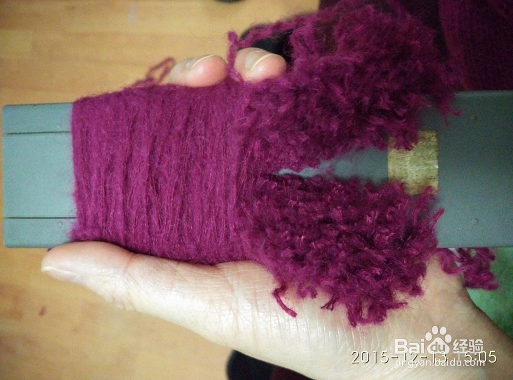 如何用旧毛衣改造毛绒帽子?