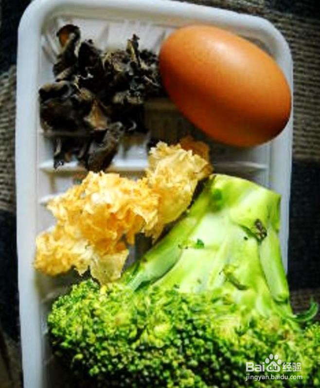 怎样制作兰花双耳炒蛋？