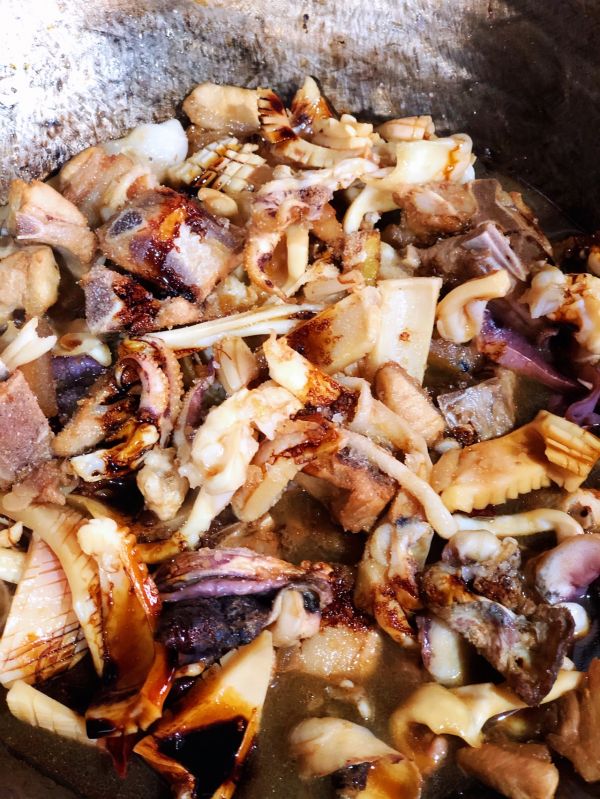 鲜墨鱼烧排骨和墨鱼干烧肉