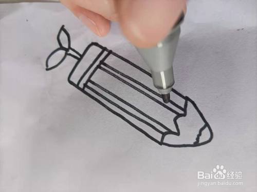 使用黑色的马克笔勾画出铅笔.