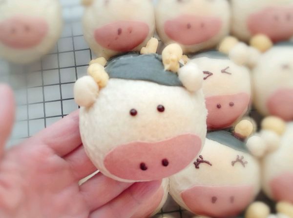 丑萌奶牛豆沙面包