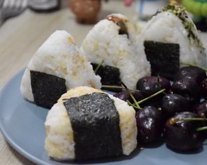 鳗鱼/肉松/油条酥/芝麻海苔碎的日式三角饭团