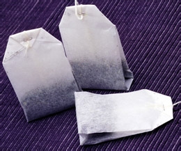 用菊花红茶包消除眼周浮肿