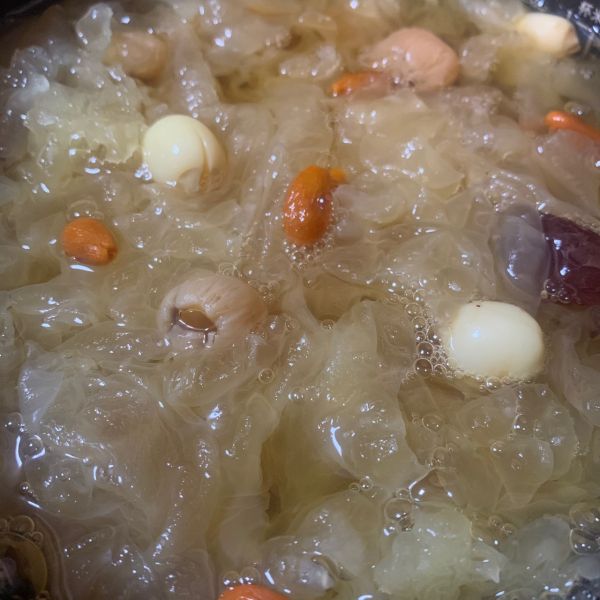 莲子桂圆银耳糖水