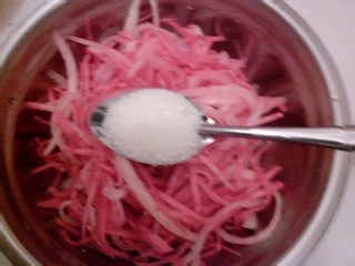 怎么做减肥美食----心里美萝卜拌凉菜