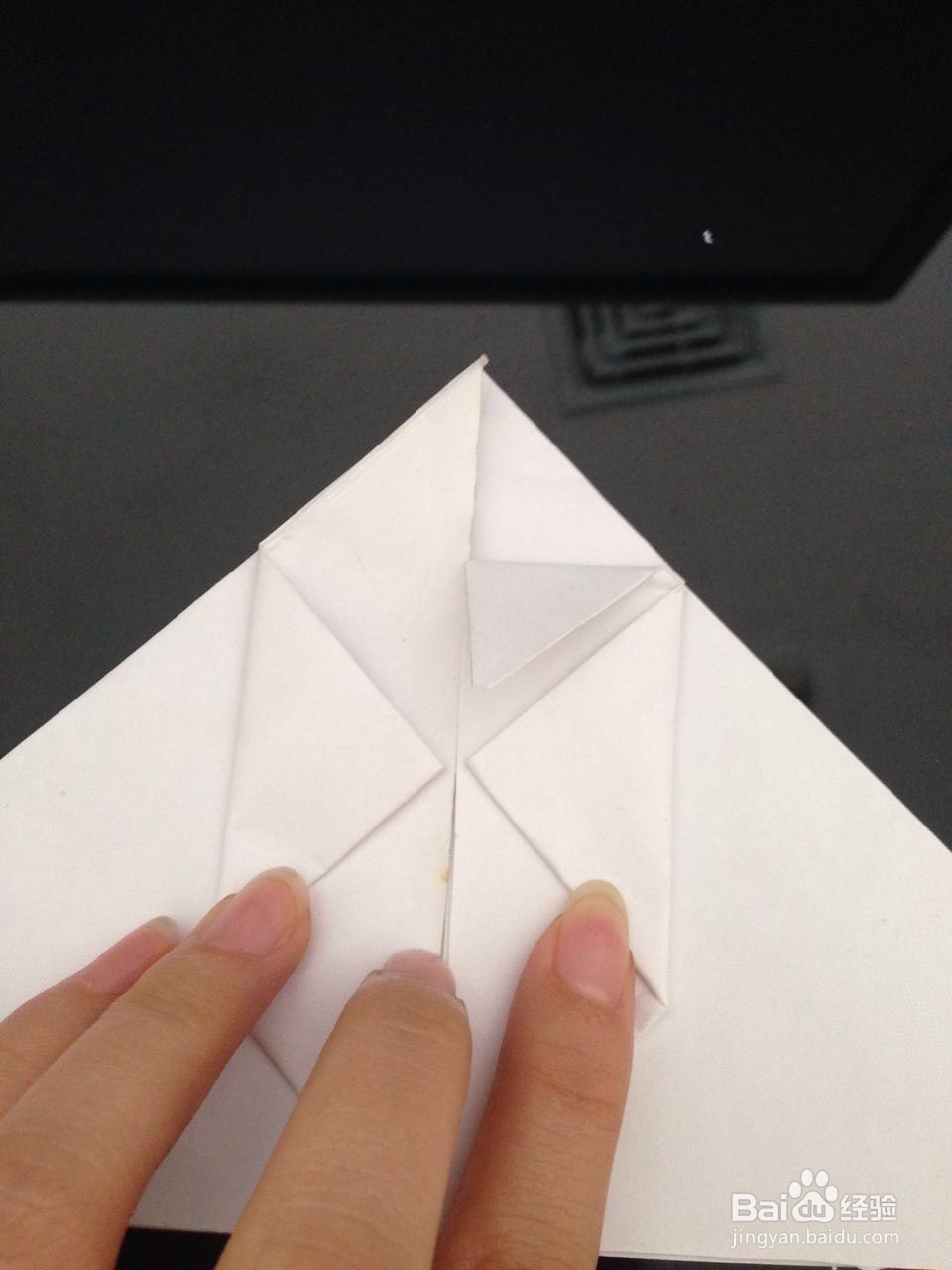 用纸折出可爱的小兔子