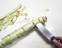 用太太乐三鲜鸡精做清炒莴笋丝